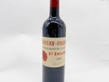 une bouteille de vin posée sur une table