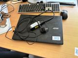 un ordinateur portable posé sur un bureau en bois