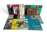 un grand nombre de livres posés sur une table