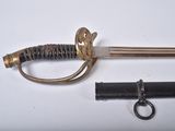 une épée avec une poignée et une clé posées sur une table