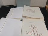 un grand nombre de livres posés sur une table