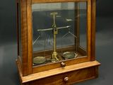 une vitrine en bois contenant une balance