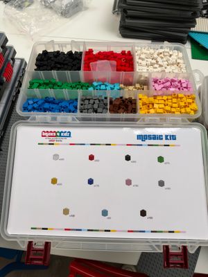 une table sur laquelle se trouvent plein de Lego