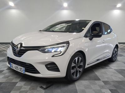 une voiture blanche est garée dans une pièce au sol à carreaux