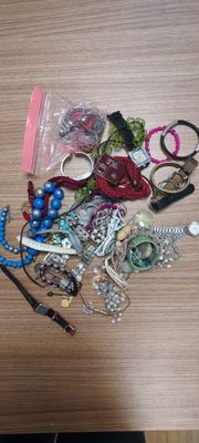 une pile de bijoux assortis sur une table