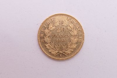 gros plan d'une pièce d'or sur une surface blanche