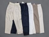 trois paires de pantalons pour homme sur fond gris