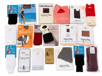 un grand nombre d'objets posés sur une table