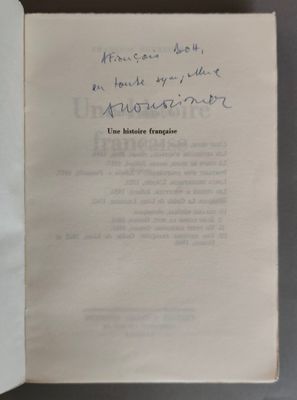 un livre ouvert posé sur une table couverte d'écritures