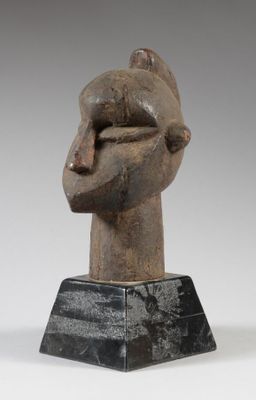 une photo d'une sculpture représentant une tête surmontée d'un chat