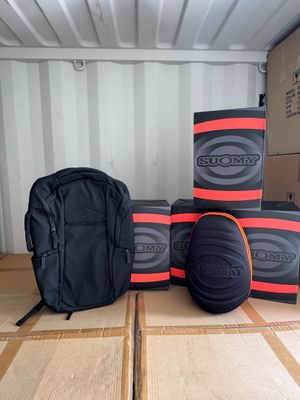plusieurs cartons et un sac à dos posés sur un plancher en bois