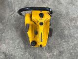 un gros plan d'une petite machine jaune posée sur un sol en béton