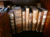 de nombreux livres anciens empilés les uns sur les autres sur une étagère