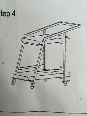 le dessin d'une table à roulettes sur une feuille de papier