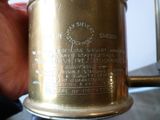 Vue rapprochée d'une cafetière en laiton