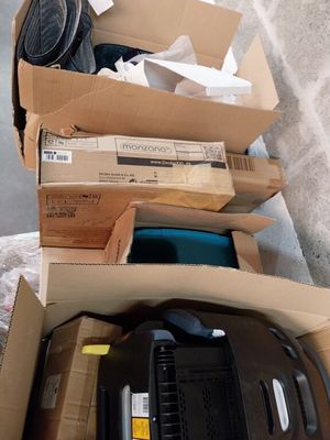 plusieurs boîtes d'articles assortis sont empilées les unes sur les autres