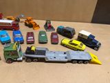 un grand nombre de voitures-jouets qui se trouvent sur la table