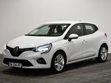 une voiture blanche est garée dans une pièce au sol à carreaux