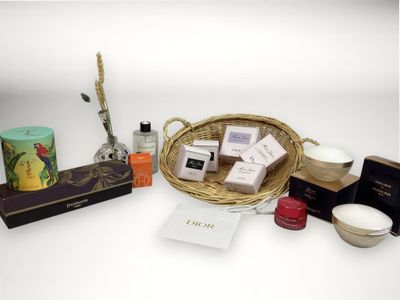un panier contenant du savon, des pains de savon, des bougies et d'autres articles