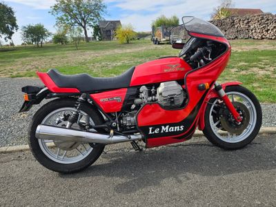 une moto rouge garée sur le bord de la route