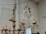 un lustre auquel est suspendu un grand nombre de verres