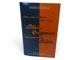 un livre posé sur une table