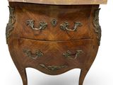 une commode ancienne avec un plateau en marbre sur fond blanc