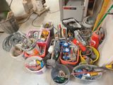 un tas d'outils posés par terre dans un garage