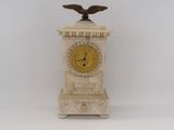 une petite horloge surmontée d'un aigle