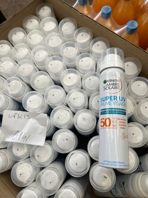 une boîte en carton remplie de bouteilles d'eau et d'oranges