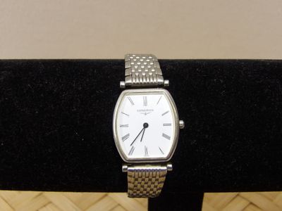 une montre posée sur un support