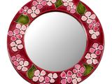 miroir avec un cadre rouge orné de fleurs roses et de feuilles vertes