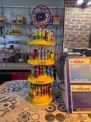 un présentoir de bonbons et de barres chocolatées posé sur une table