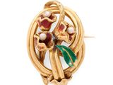 une image représentant une broche en or ornée de fleurs et de perles