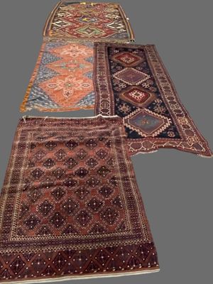 trois tapis aux couleurs et motifs variés