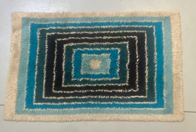 Tapis acrylique à décor géométrique.