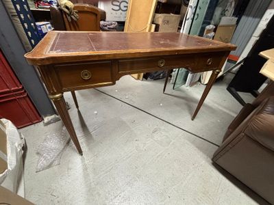 Bureau plat de style Louis XVI en acajou placage d'acajou