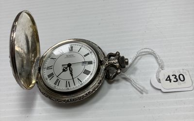 une montre de poche en argent avec des chiffres romains