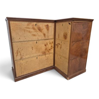 une armoire en bois comportant un tiroir à l'intérieur
