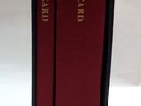 deux livres posés sur une table blanche