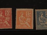 quatre timbres de couleurs différentes sur une surface noire avec un fond noir