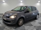 la voiture grise est garée sur un sol en damier dans le garage