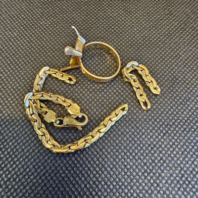 gros plan d'une chaîne en or sur laquelle est fixée une bague