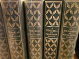 plusieurs livres sont alignés sur une étagère
