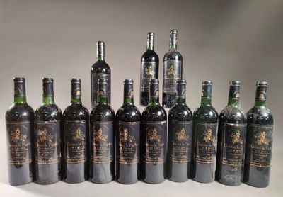 plusieurs bouteilles de vin sont alignées sur une surface blanche