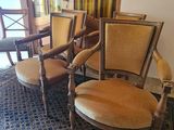 plusieurs chaises et une table dans une pièce recouverte d'une moquette bleue