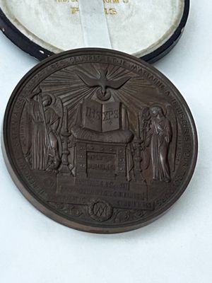 une médaille de bronze sur laquelle figurent un homme et une femme