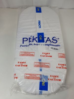 une planche de surf emballée dans du plastique, posée sur une table