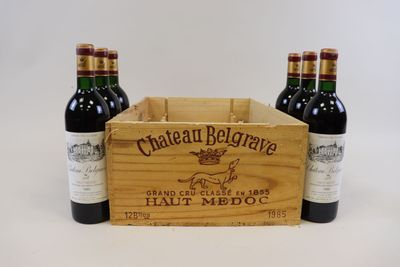 trois bouteilles de vin dans une caisse en bois sur fond blanc