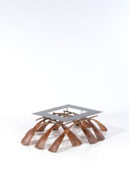 image d'une table en bois avec un plateau en verre sur fond blanc